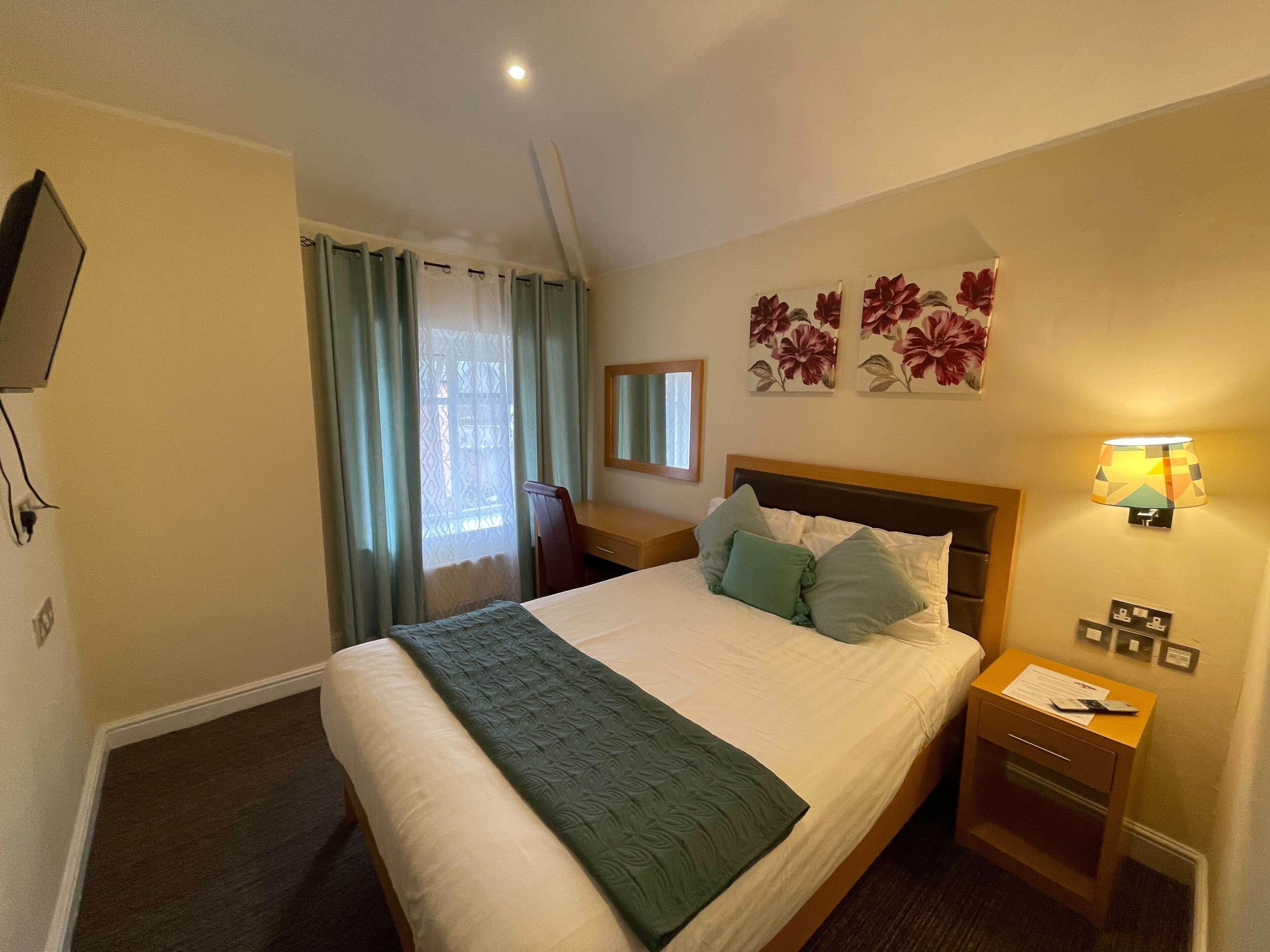 基本雙人房 | 書桌、熨斗/熨衫板、床單