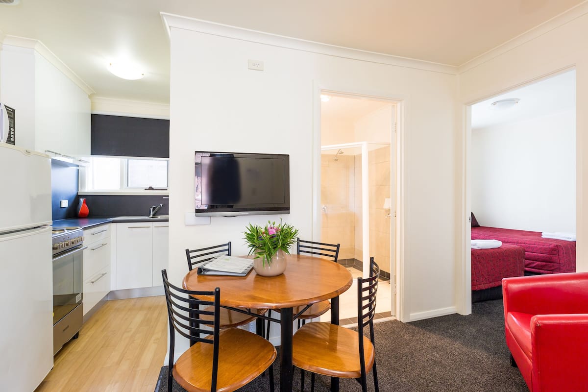 Economy appartement, 2 slaapkamers (Sleeps 4) | Woonruimte | Een 1-inch televisie met digitale zenders