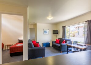 公寓, 3 间卧室 (Sleeps 6) | 客厅 | 1-英寸电视（配备数码频道）