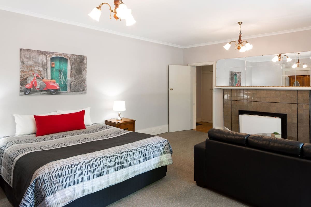 Iron/ironing board, free WiFi, bed sheets