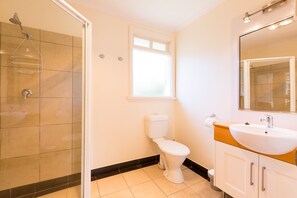 Economy Two Bedroom Apartment	 | Bathroom | Free toiletries, hair dryer, towels - Graham Apartments (New Town)