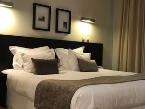 ألحفة محشوة بالريش وأسرّة بطبقة علوية مريحة ومكتب وتجهيزات عازلة للصوت