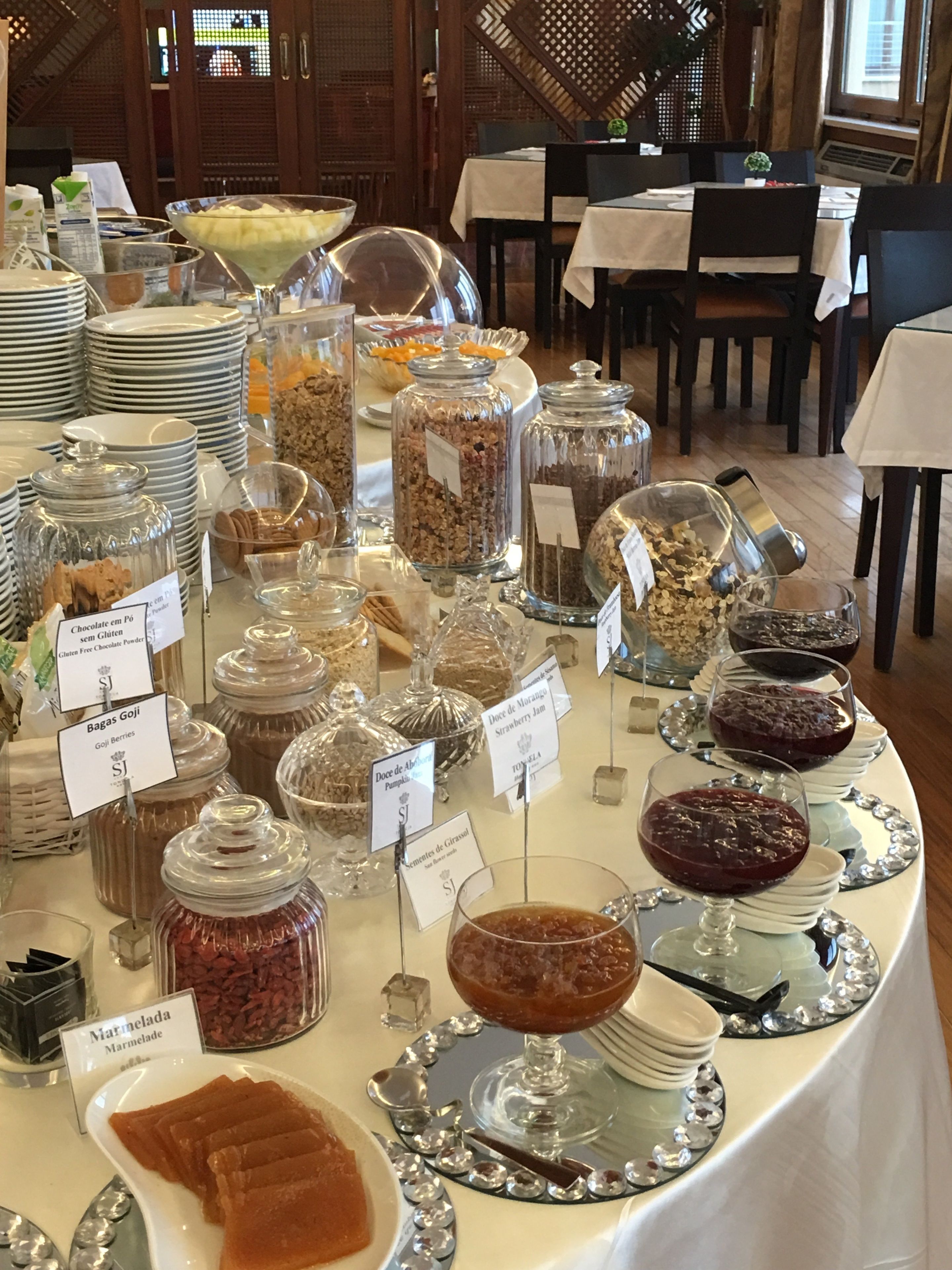 朝食 (コンチネンタル ブレックファスト)、毎日提供 (無料)