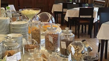 Free daily continental breakfast