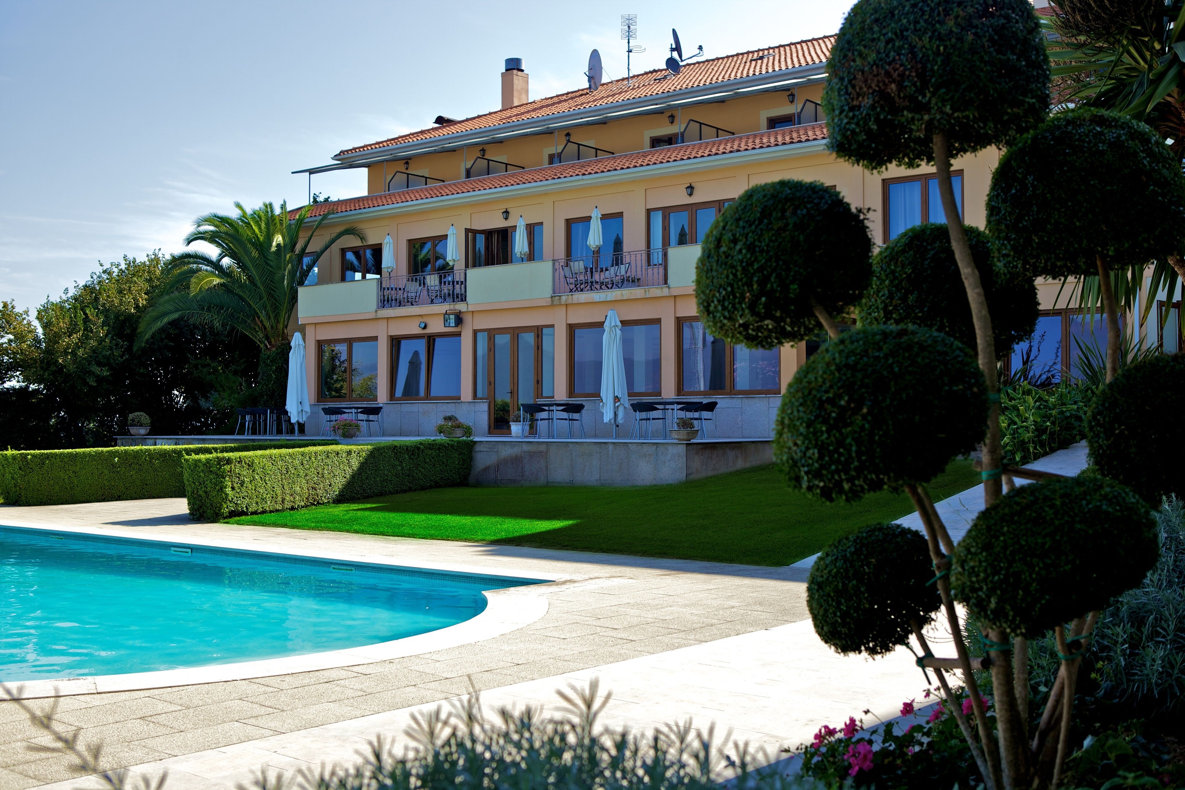 outdoor pool, pool loungers