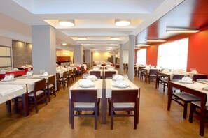 S'hi serveixen esmorzars, dinars, sopars i plats de cuina portuguesa 