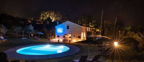 2 piscines extérieures, parasols, chaises longues