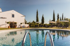 2 outdoor pools, pool umbrellas, sun loungers - Imani Country House (Évora)