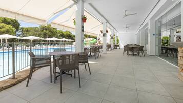 Bar accanto alla piscina