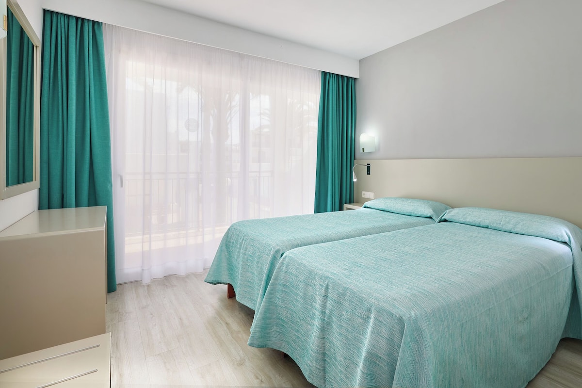 Cortinas blackout, tabla de planchar con plancha y cunas gratuitas