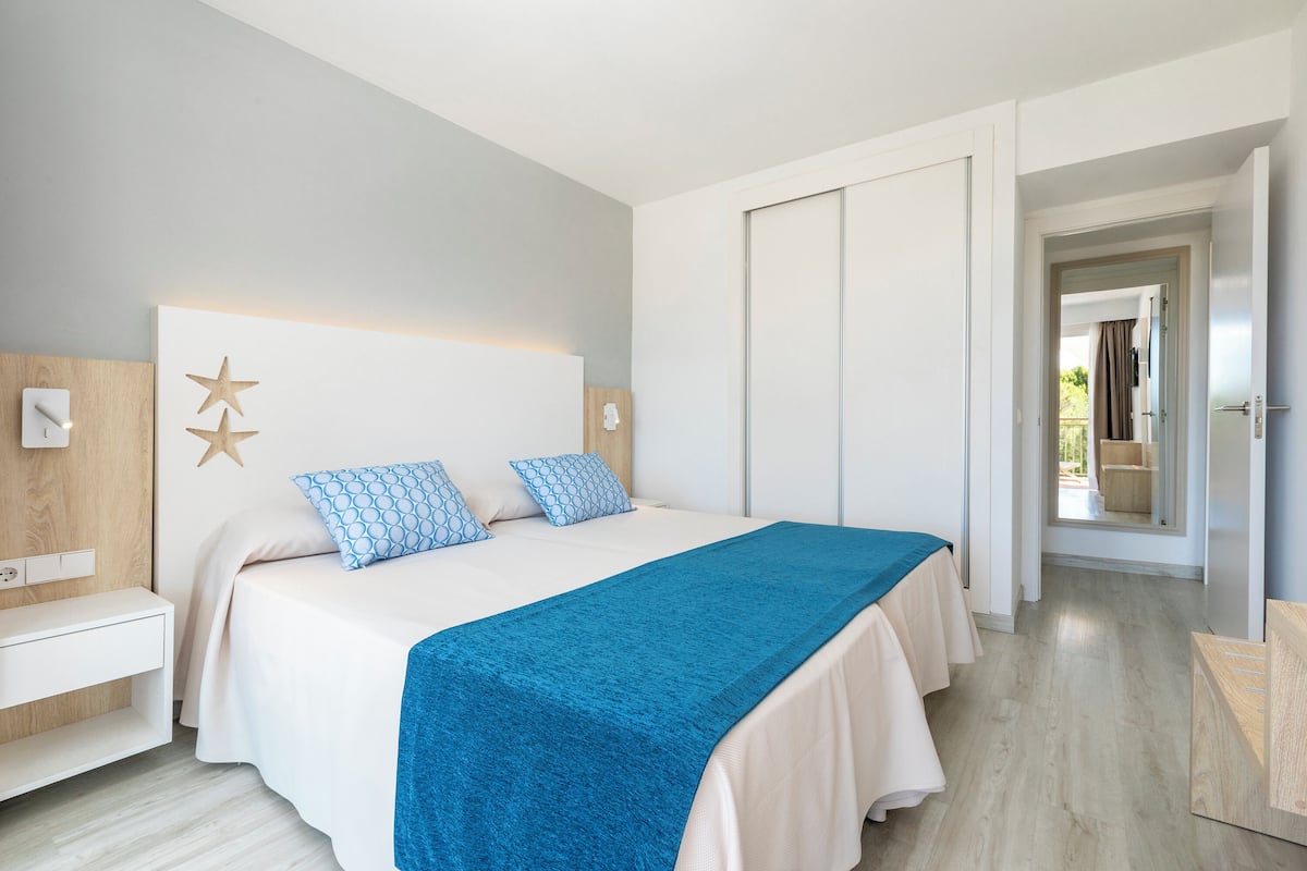 Cortinas blackout, tabla de planchar con plancha y cunas gratuitas