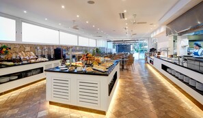 Desayuno buffet (EUR 12 por persona) 