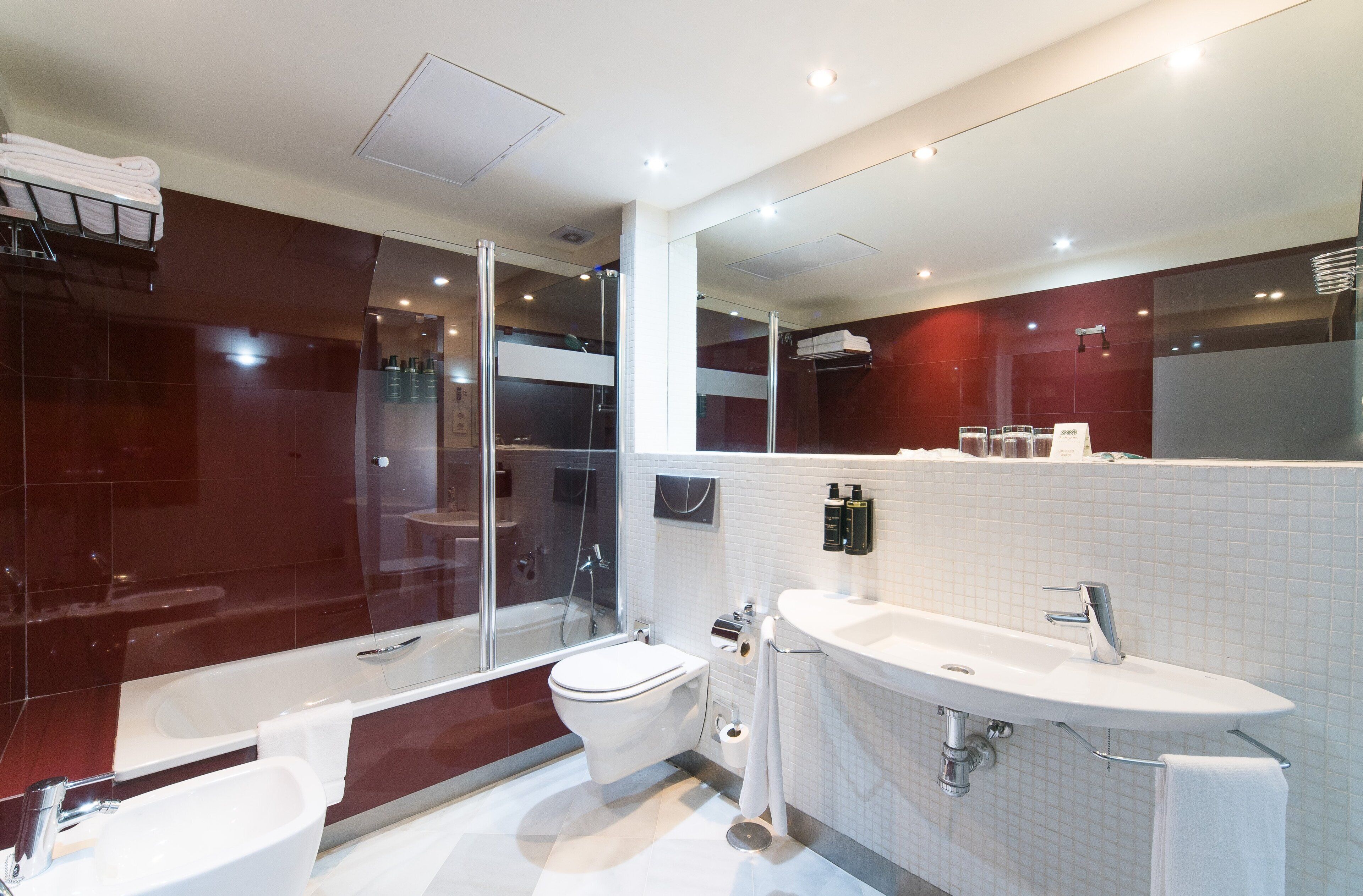 junior suite | minibar, in-room safe, individually decorated, desk