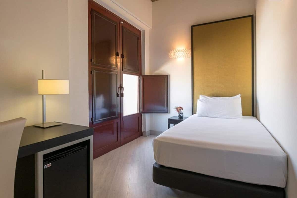 single room | minibar, in-room safe, individually decorated, desk