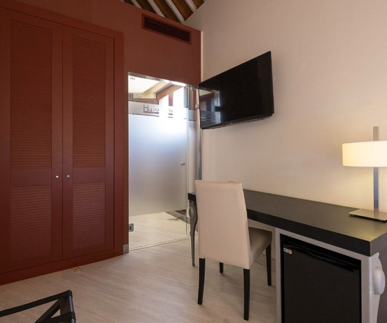 minibar, in-room safe, individually decorated, desk