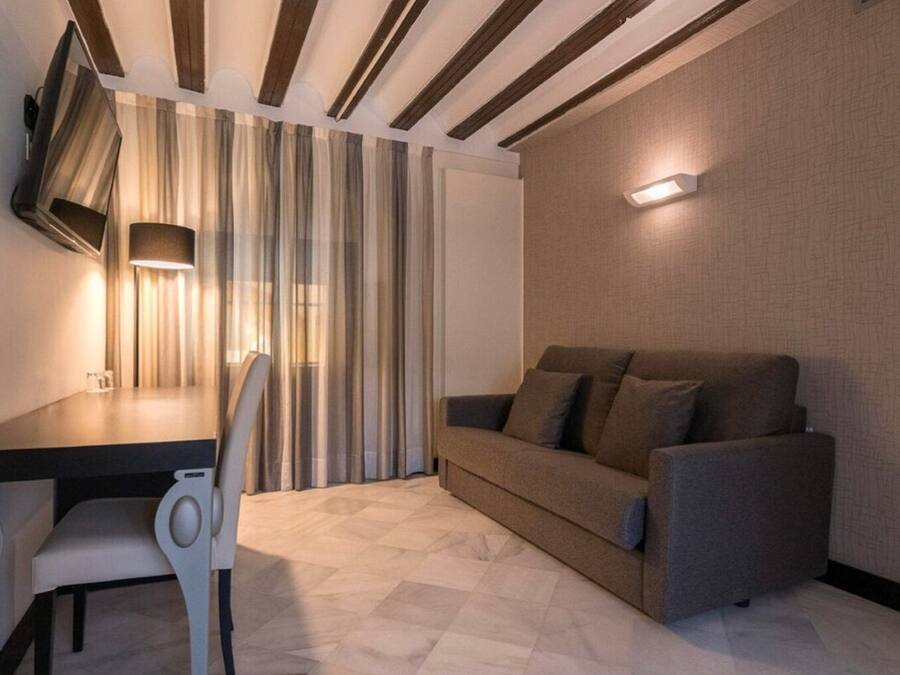 Una sala de estar moderna con un sofá, una mesa de comedor y una silla.