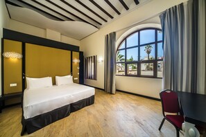Junior Suite | Minibar, in-room safe, individually decorated, desk