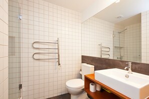 シャワー、ヘアドライヤー、タオル