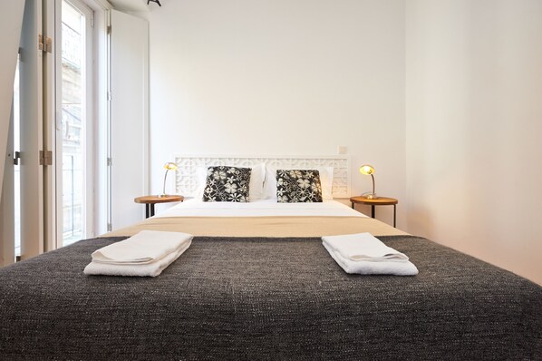 Decoración individual, escritorio, tabla de planchar con plancha