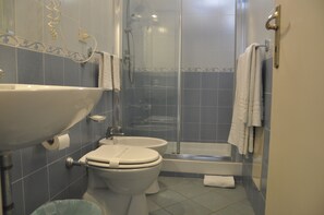 Superior-Doppel- oder -Zweibettzimmer, Meerblick | Badezimmer