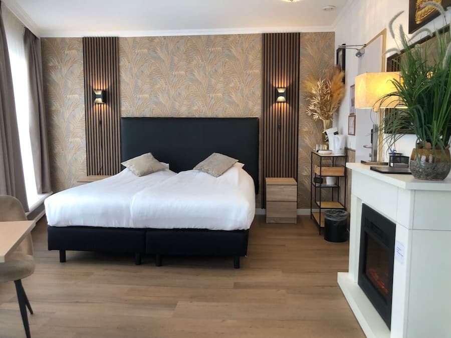 Suite | In-room safe, desk, blackout drapes, iron/ironing board