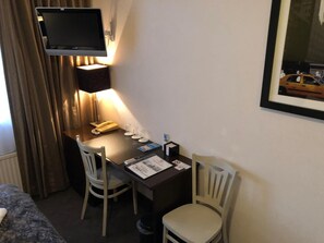 Safe på rommet, skrivebord, blendingsgardiner og strykejern/-brett