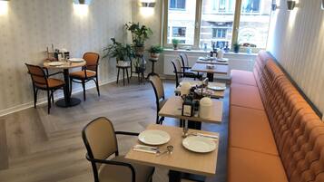 Daily full breakfast (EUR 15.50 per person)