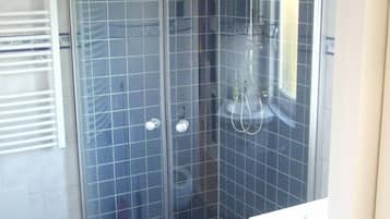 Honeymoon Penthouse, Sea View | Bathroom | Shower, rainfall showerhead, hair dryer, towels