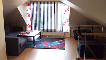 Cobertura lua de mel, vista para o mar | Área de estar | TV LED 42 polegadas com canais via satélite, TV, DVD player