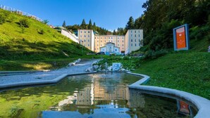 A hotel with a central courtyard, a fountain, and a reflection pool.