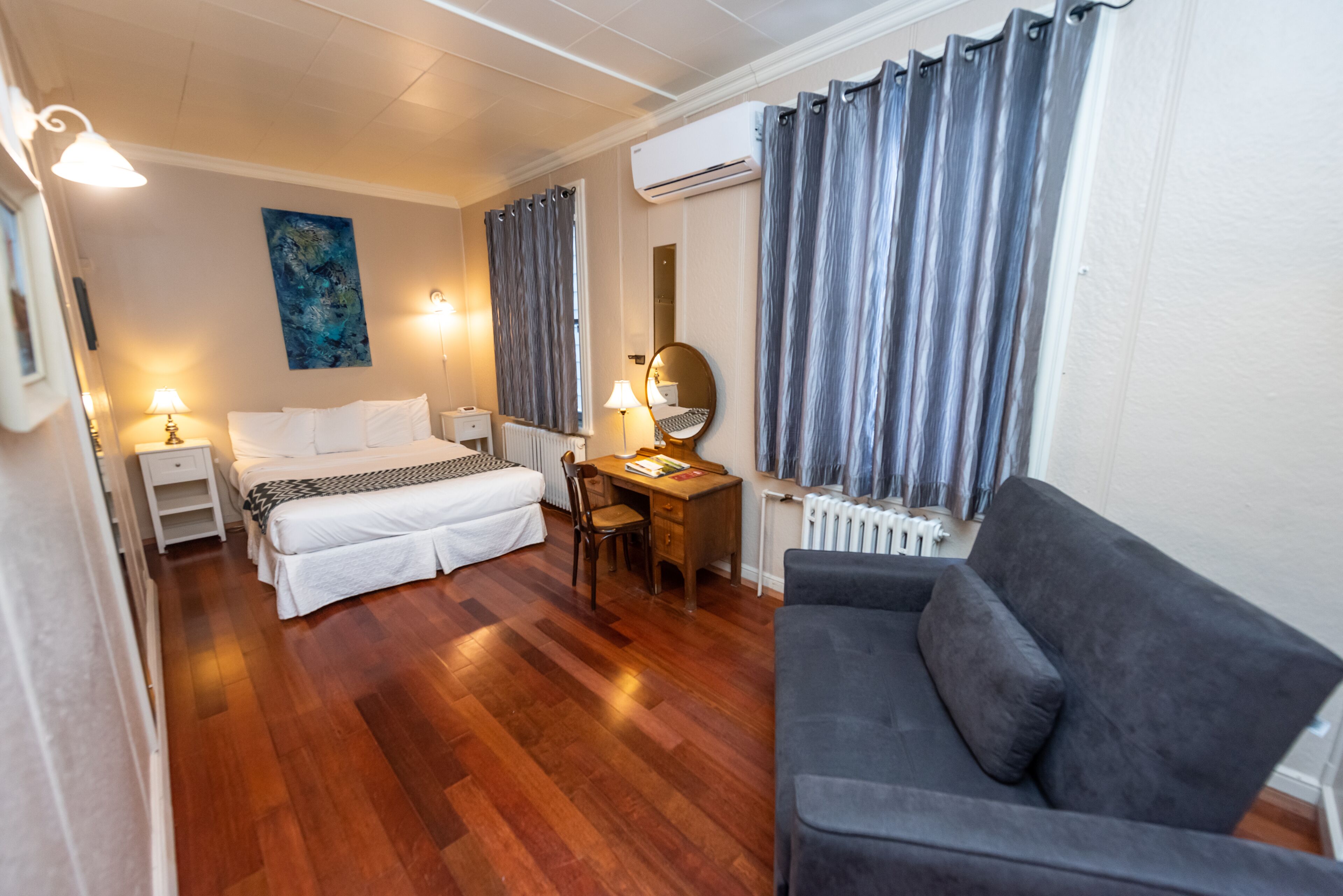 comfort room, 1 queen bed | living area