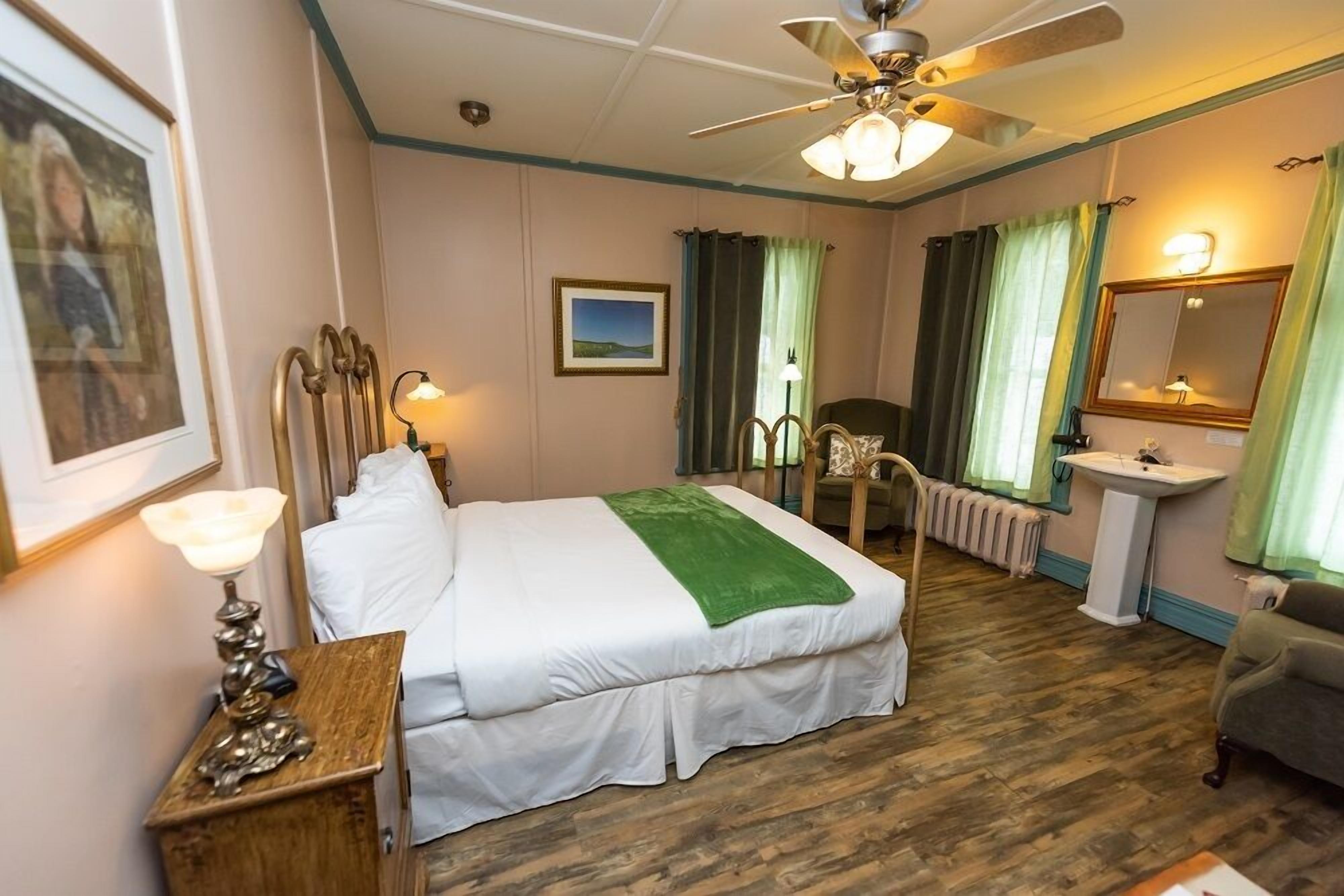 comfort room, 1 queen bed | living area