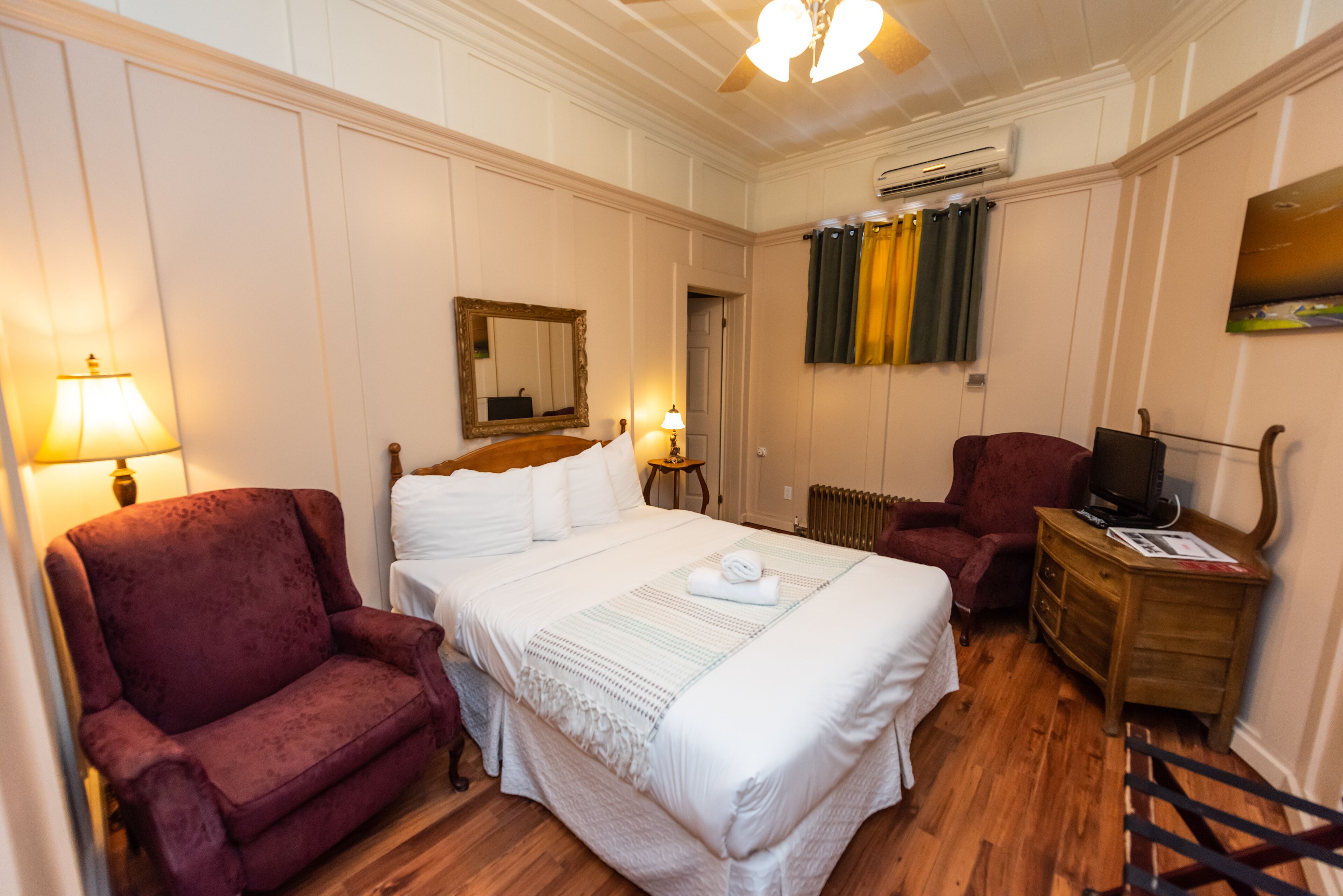 comfort room, 1 queen bed | free wifi