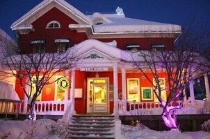 Fachada de la propiedad por la tarde o noche