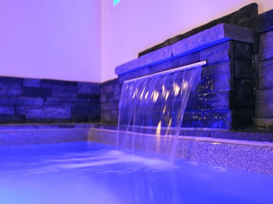 Bañera de hidromasaje cubierta