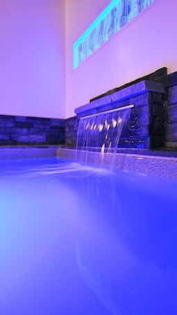 Indoor spa tub