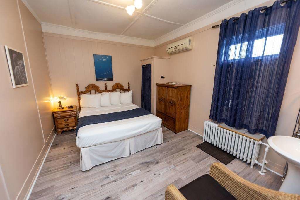 economy room, 1 queen bed | free wifi