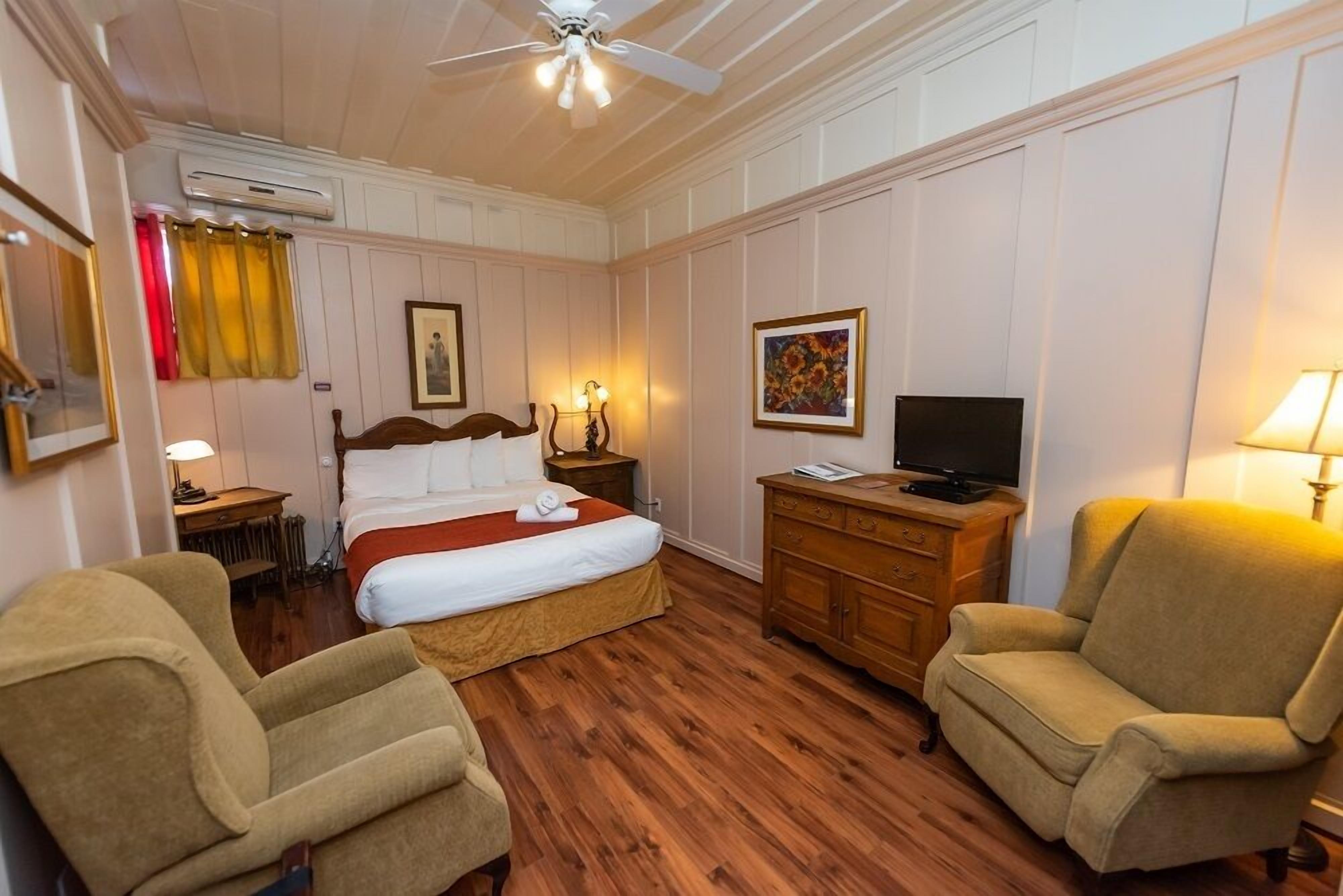 comfort room, 1 queen bed | free wifi