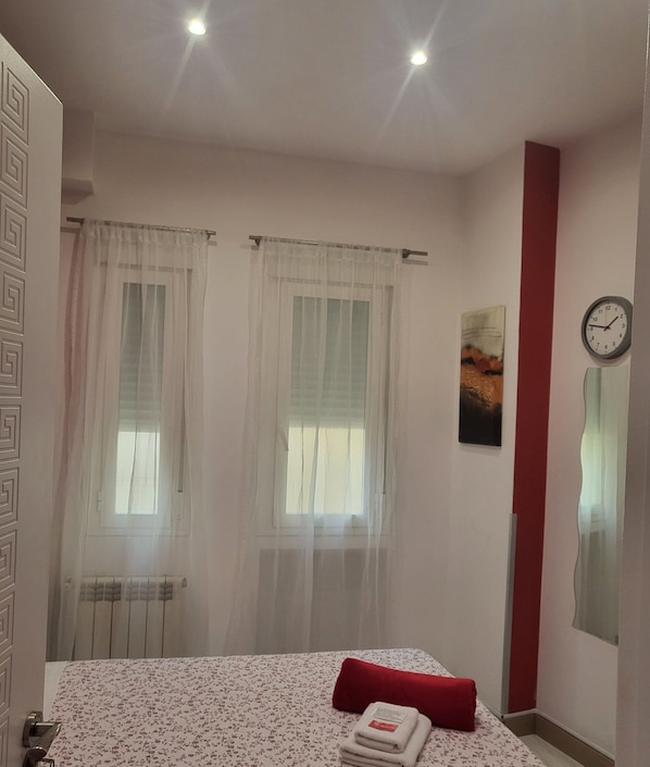 Standard Single Room, Private Bathroom | Soundproofing, free WiFi - Hostal Madrid Inn (Madrid)