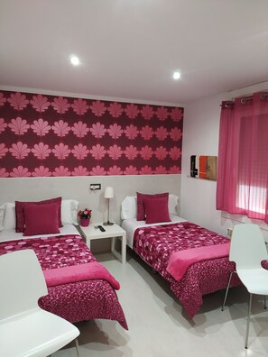 Habitació amb dos llits individuals estàndard, bany privat | Habitacions insonoritzades i wifi gratuïta 