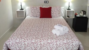 غرفة مزدوجة عادية - بحمام خاص (1.35 bed) | تجهيزات عازلة للصوت وواي فاي مجانًا