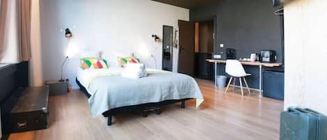 Ropa de cama hipoalergénica y caja de seguridad en la habitación