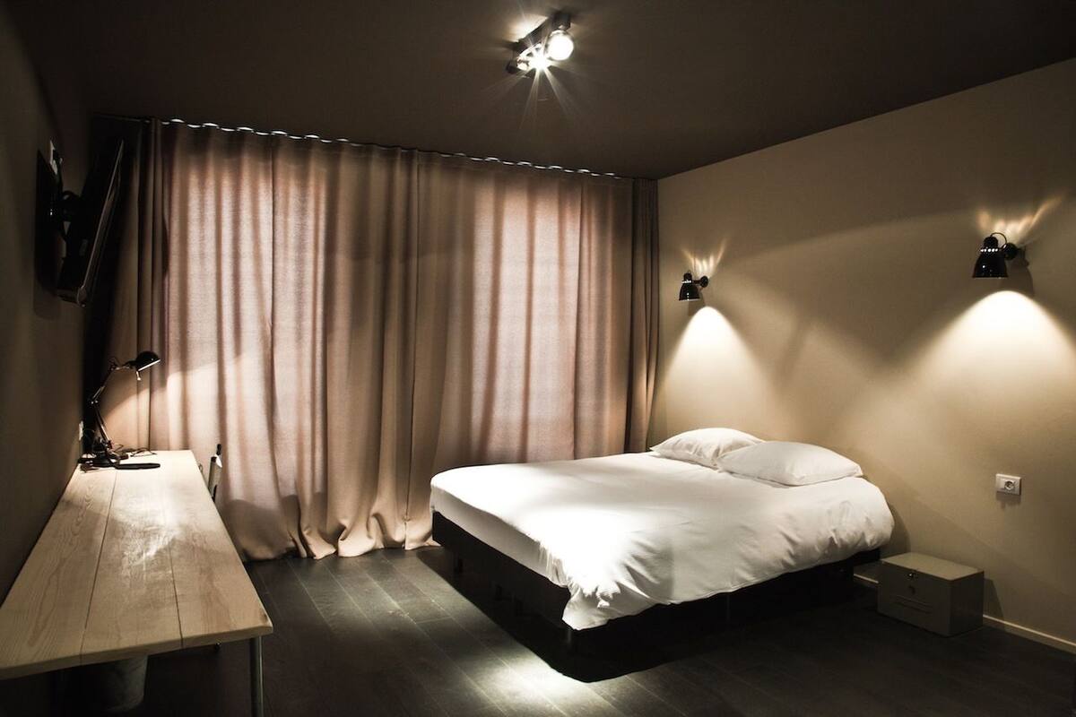 hypo-allergenic bedding, in-room safe, individually furnished, desk