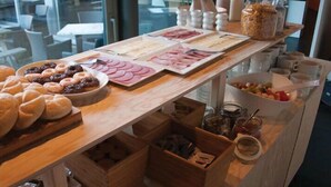 A buffet table with various food items including pastries, meats, and fruits. - Hotel O Ieper (Ypres)