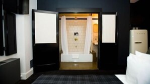 A modern bathroom with a shower, a bathtub, and a toilet. - Hotel O Ieper (Ypres)