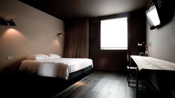 Hypo-allergenic bedding, in-room safe, individually furnished, desk
