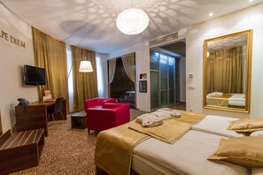 ميني بار وخزنة داخل الغرفة ومكتب وواي فاي مجانًا