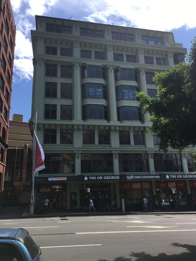 790 オン ジョージ バックパッカーズ