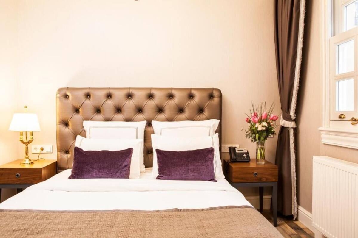 Egyptian cotton sheets, premium bedding, in-room safe, desk