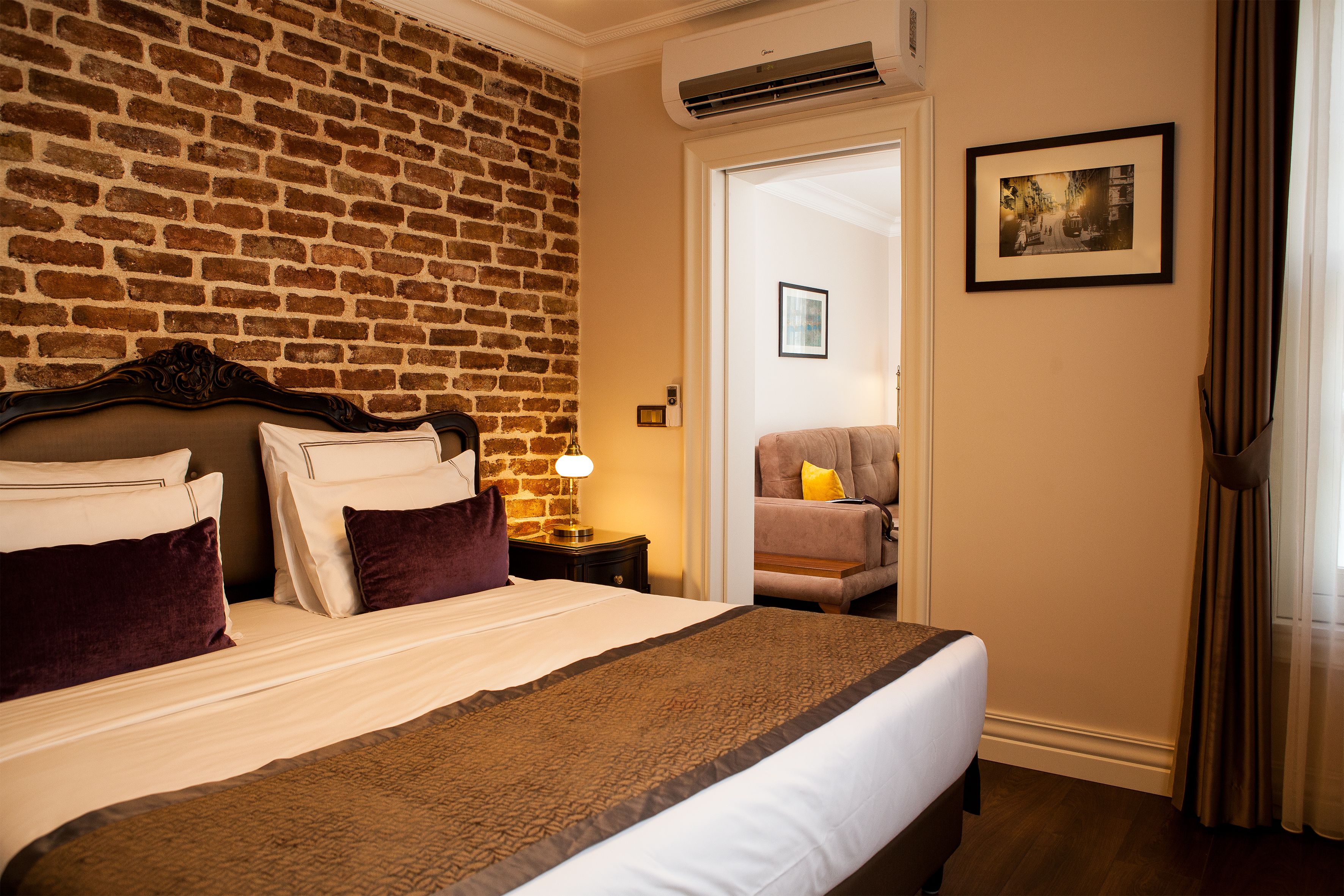 Egyptian cotton sheets, premium bedding, in-room safe, desk